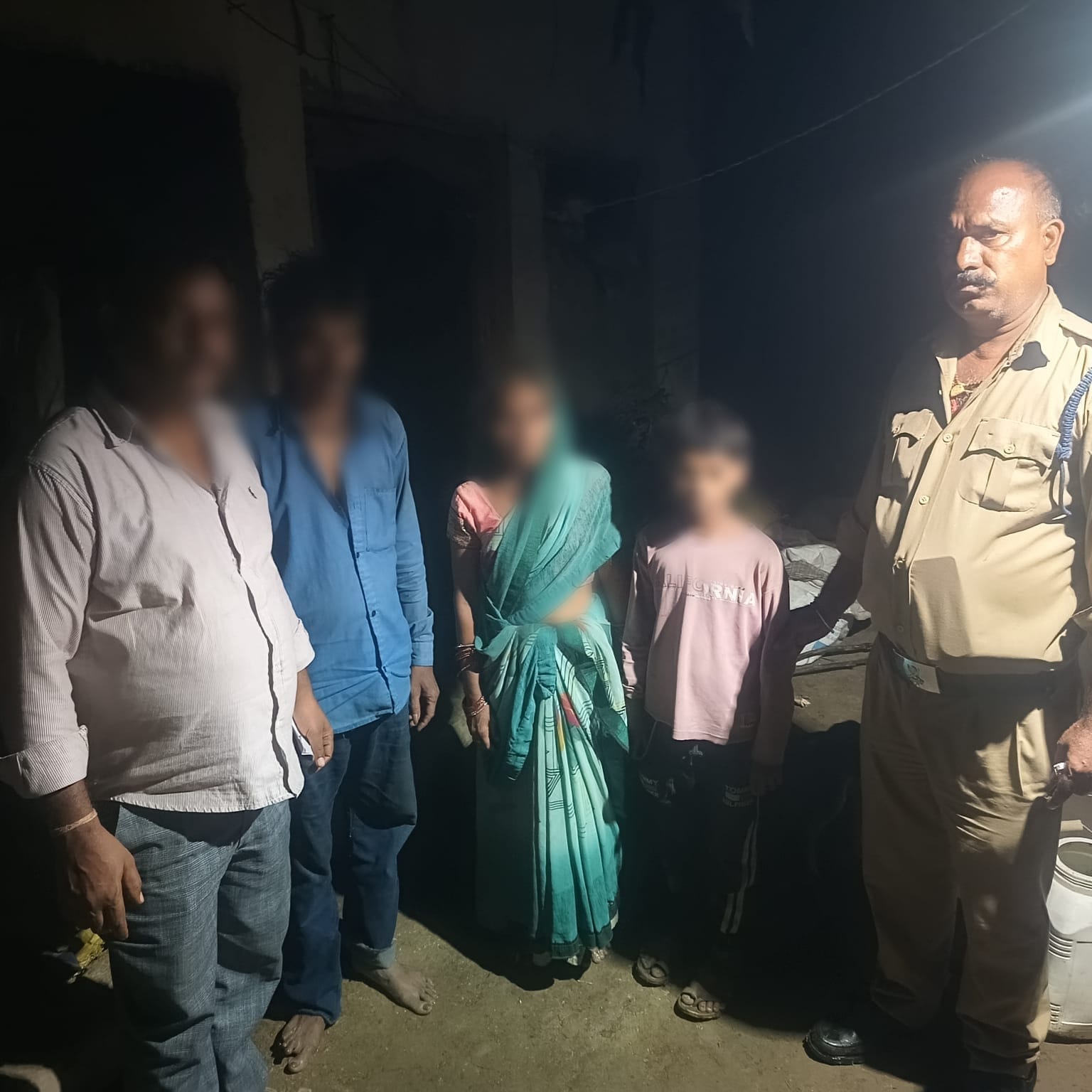 विदिशा के थाना ग्यारसपुर क्षेत्र में मध्यरात्रि में मिला घर की राह भटका 10 वर्षीय बालक, डायल-112 जवानों ने परिजन से मिलाया।